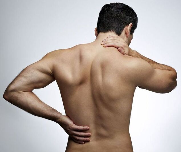 Long-lasting pain under the left shoulder blade in a man, requiring a visit to a therapist